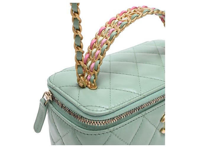 Chanel gestepptes kleines Vanity Case mit Griff und Kette aus hellgrünem Leder - vista 21