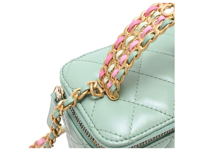 Chanel gestepptes kleines Vanity Case mit Griff und Kette aus hellgrünem Leder - vista 22