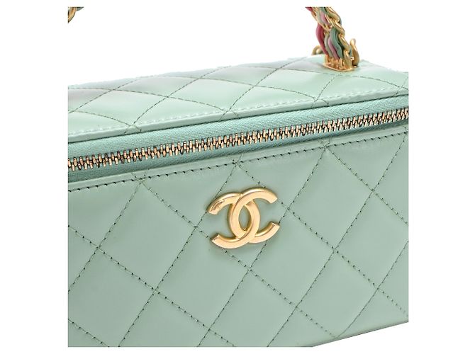 Chanel gestepptes kleines Vanity Case mit Griff und Kette aus hellgrünem Leder - vista 23