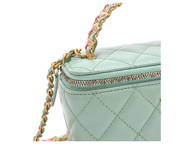 Chanel gestepptes kleines Vanity Case mit Griff und Kette aus hellgrünem Leder - vista 24