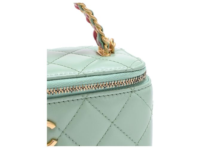Chanel gestepptes kleines Vanity Case mit Griff und Kette aus hellgrünem Leder - vista 25