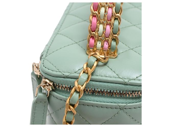 Chanel gestepptes kleines Vanity Case mit Griff und Kette aus hellgrünem Leder - vista 26