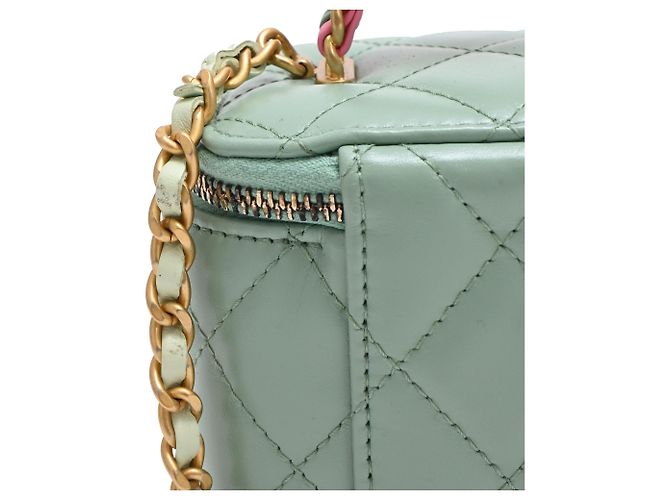 Chanel gestepptes kleines Vanity Case mit Griff und Kette aus hellgrünem Leder - vista 27