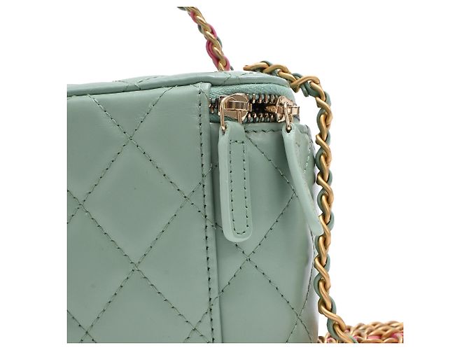 Chanel gestepptes kleines Vanity Case mit Griff und Kette aus hellgrünem Leder - vista 28