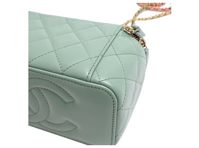 Chanel gestepptes kleines Vanity Case mit Griff und Kette aus hellgrünem Leder - vista 32