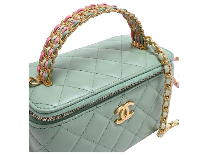 Chanel gestepptes kleines Vanity Case mit Griff und Kette aus hellgrünem Leder - vista 35