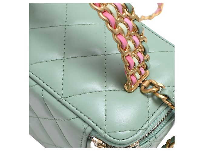 Chanel gestepptes kleines Vanity Case mit Griff und Kette aus hellgrünem Leder - vista 37