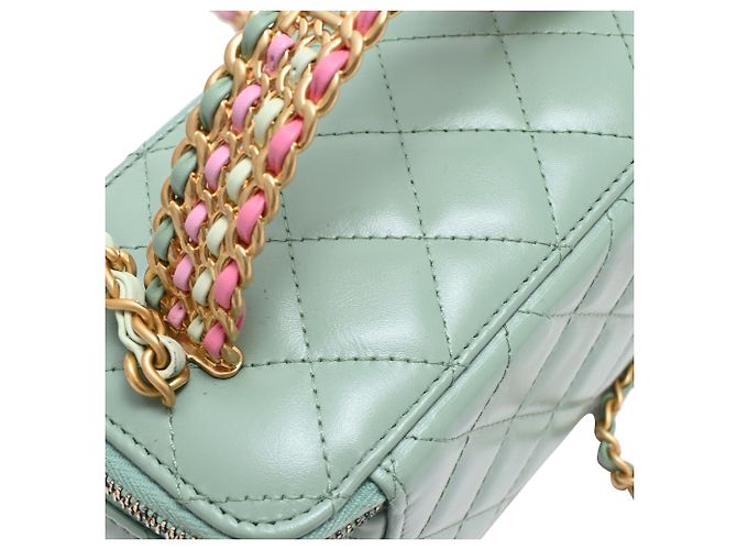 Chanel gestepptes kleines Vanity Case mit Griff und Kette aus hellgrünem Leder - vista 38