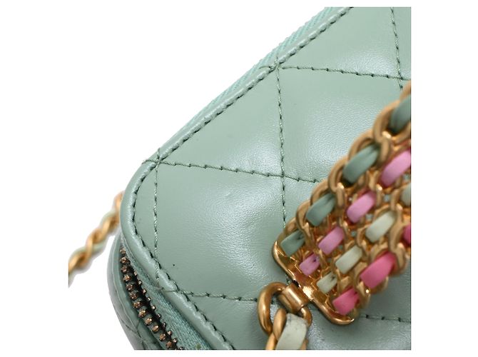 Chanel gestepptes kleines Vanity Case mit Griff und Kette aus hellgrünem Leder - vista 39