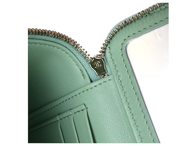 Chanel gestepptes kleines Vanity Case mit Griff und Kette aus hellgrünem Leder - vista 40