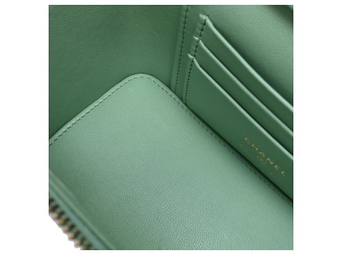 Chanel gestepptes kleines Vanity Case mit Griff und Kette aus hellgrünem Leder - Ansicht 5