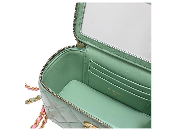 Chanel gestepptes kleines Vanity Case mit Griff und Kette aus hellgrünem Leder - Ansicht 7