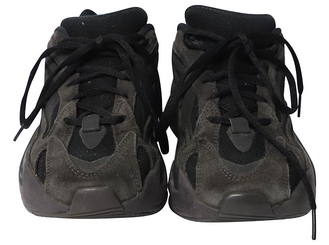 Yeezy Boost 700 V2 Vanta in Black Rubber Nero - vista 2