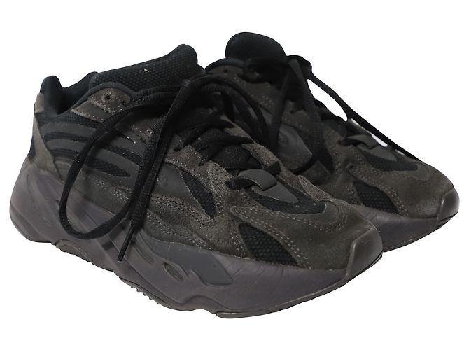 Yeezy Boost 700 V2 Vanta in Black Rubber Nero - vista 3