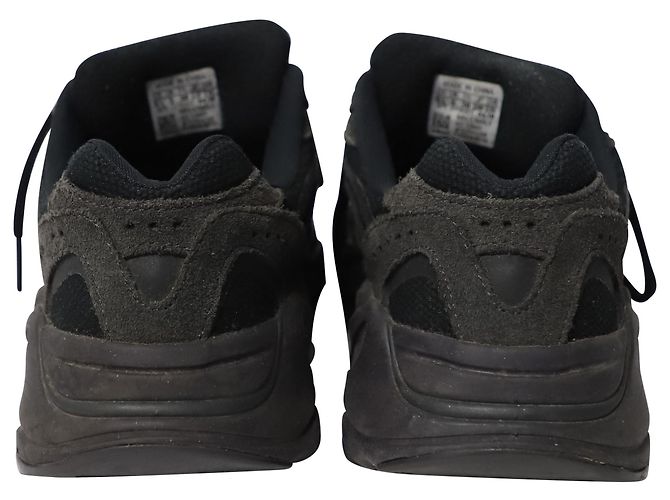 Yeezy Boost 700 V2 Vanta in Black Rubber Nero - vista 4