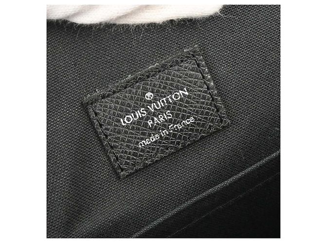 Louis Vuitton Andrei Messenger Taiga Leather Nero - vista 4