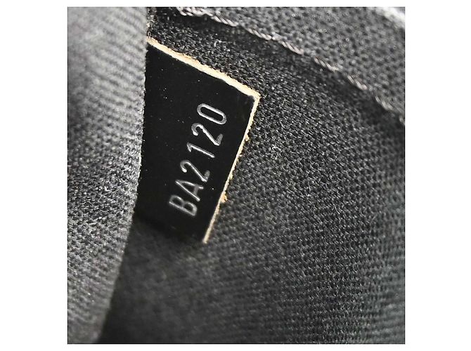 Louis Vuitton Andrei Messenger Taiga Leather Nero - vista 5