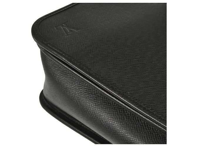 Louis Vuitton Andrei Messenger Taiga Leather Nero - vista 7
