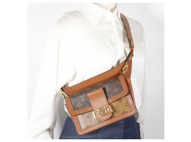 Sac banane Louis Vuitton Daufine Marron Monogramme - vue 18