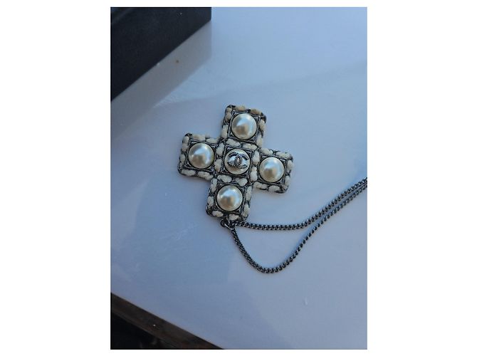Collana con pendente a croce Chanel perle e logo CC Argento Bianco - vista 2