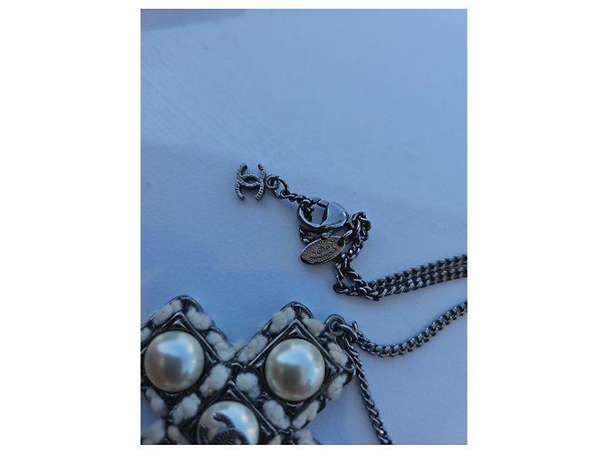 Collana con pendente a croce Chanel perle e logo CC Argento Bianco - vista 3