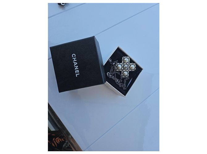 Collana con pendente a croce Chanel perle e logo CC Argento Bianco - vista 4
