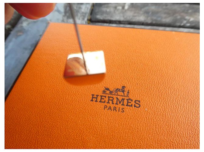 Spilla Hermès in acciaio placcato oro con una scatola D'oro - vista 2