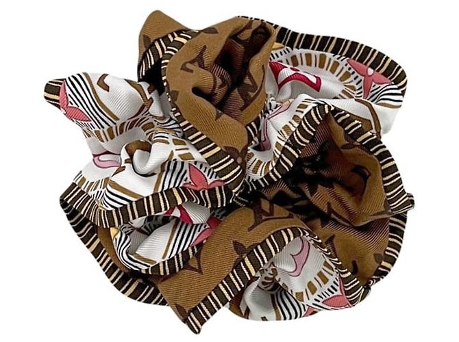 Scrunchie in seta marrone e bianco con monogramma Louis Vuitton - vista 3