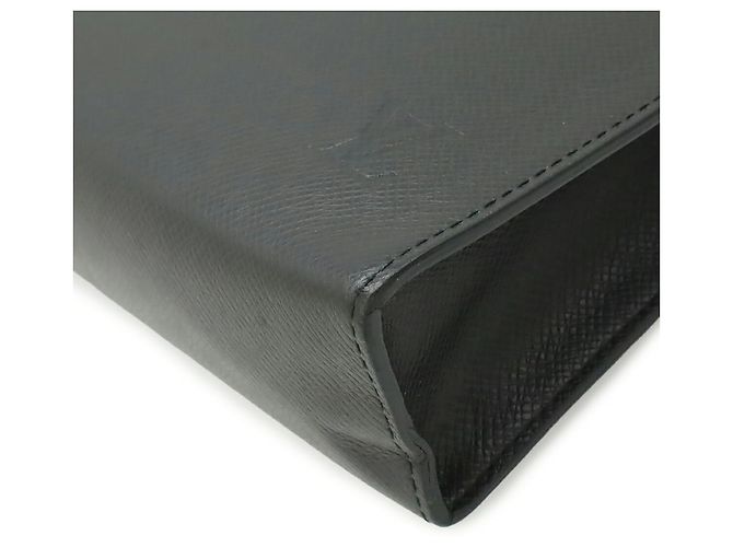 Pochette Voyage MM Taiga Louis Vuitton Clutch Bag Nero - vista 4