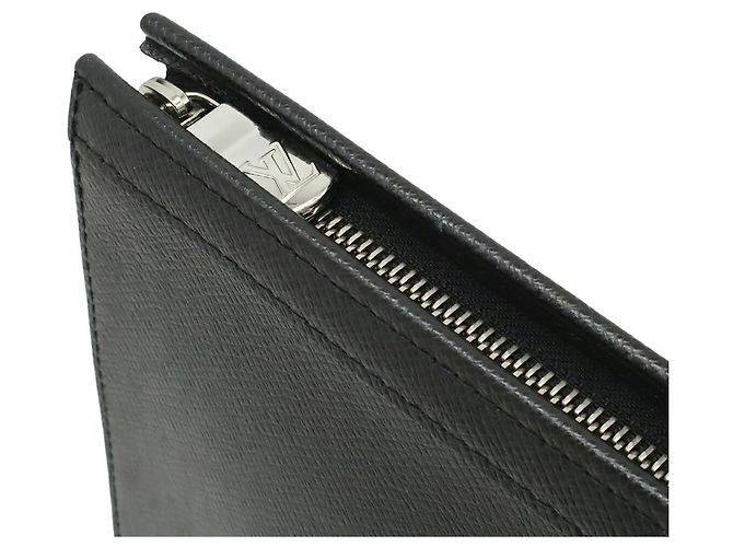 Pochette Voyage MM Taiga Louis Vuitton Clutch Bag Nero - vista 5