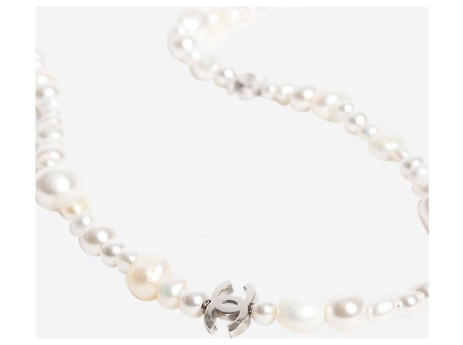Chanel Weiße CC Kunstperlenkette - Ansicht 3