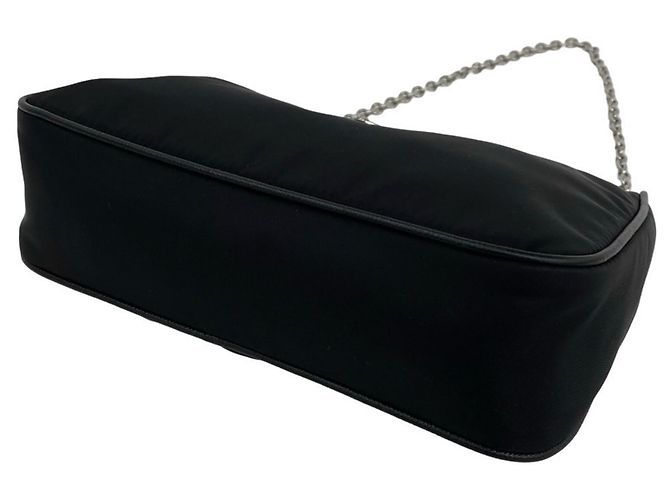 Prada Re-Edition Schultertasche mit Triangle-Logo Schwarz - Ansicht 8