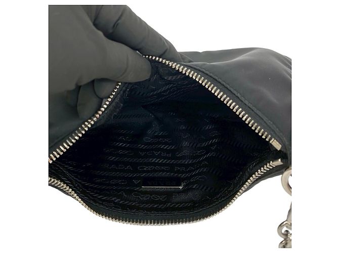 Prada Re-Edition Schultertasche mit Triangle-Logo Schwarz - Ansicht 9