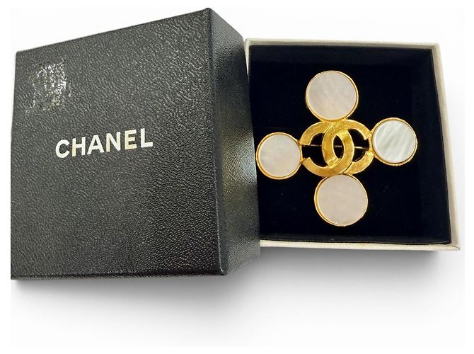 Spilla Chanel Vintage 95A Coco Mark in madreperla D'oro - vista 2