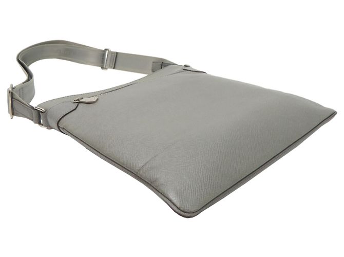 Borsa a tracolla Louis Vuitton Taiga Sasha da uomo - vista 3