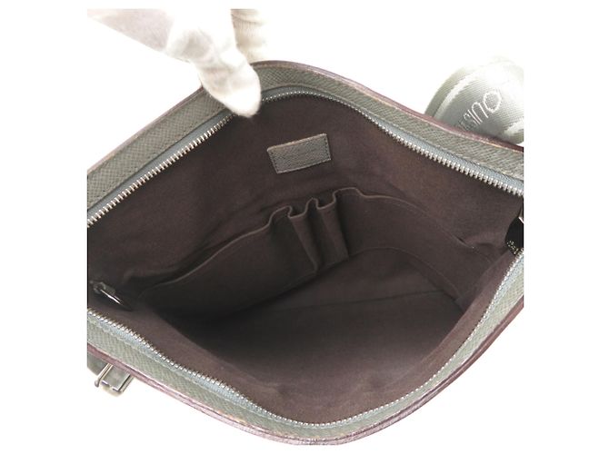 Borsa a tracolla Louis Vuitton Taiga Sasha da uomo - vista 6