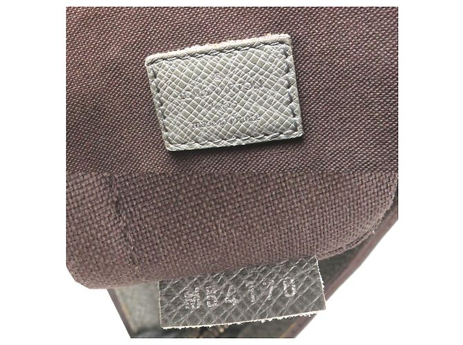 Borsa a tracolla Louis Vuitton Taiga Sasha da uomo - vista 7
