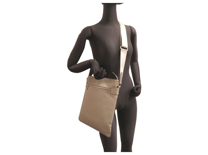 Borsa a tracolla Louis Vuitton Taiga Sasha da uomo - vista 8