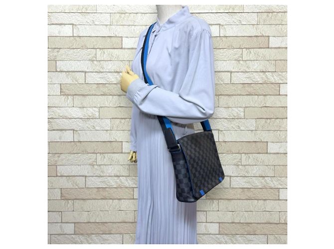 Borsa a tracolla Louis Vuitton District PM NM Damier Graphite Nero Blu - vista 2