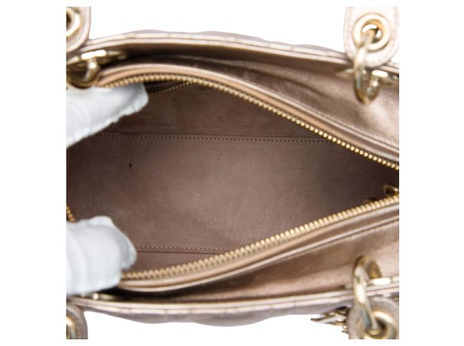 Dior Gold Medium Metallic Lambskin Cannage Lady Dior D'oro - vista 4