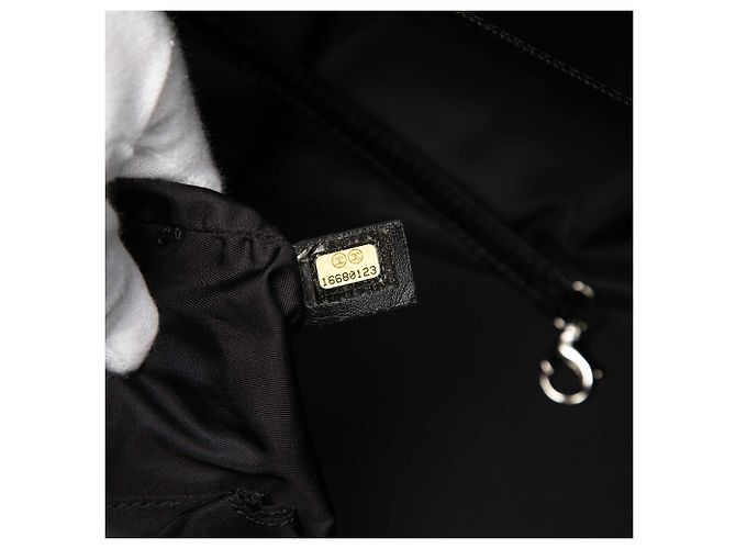 Chanel Paris Biarritz Tote aus gesteppter beschichteter Canvas in Schwarz Medium - Ansicht 6