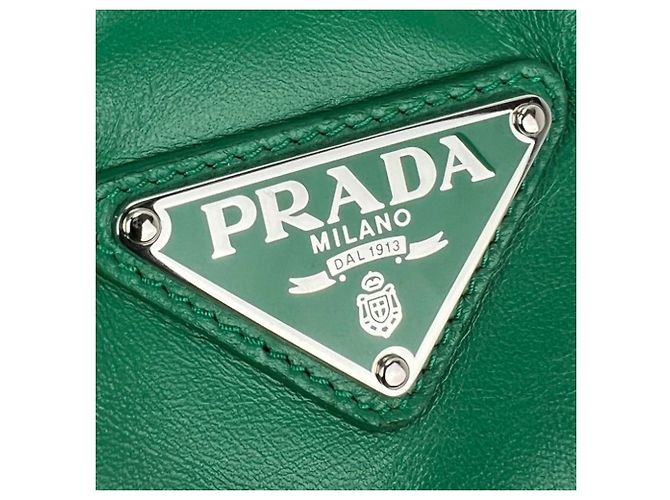 Bolsa de mão mini acolchoada em couro nappa macio verde Prada - vista 5