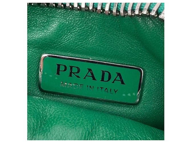 Bolsa de mão mini acolchoada em couro nappa macio verde Prada - vista 6