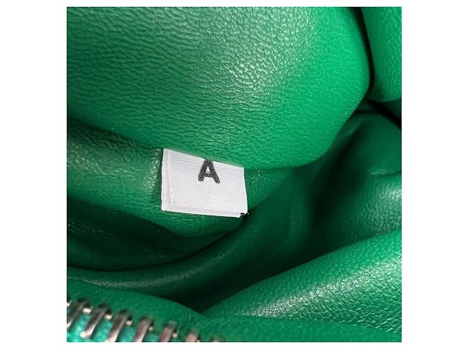 Bolsa de mão mini acolchoada em couro nappa macio verde Prada - vista 8