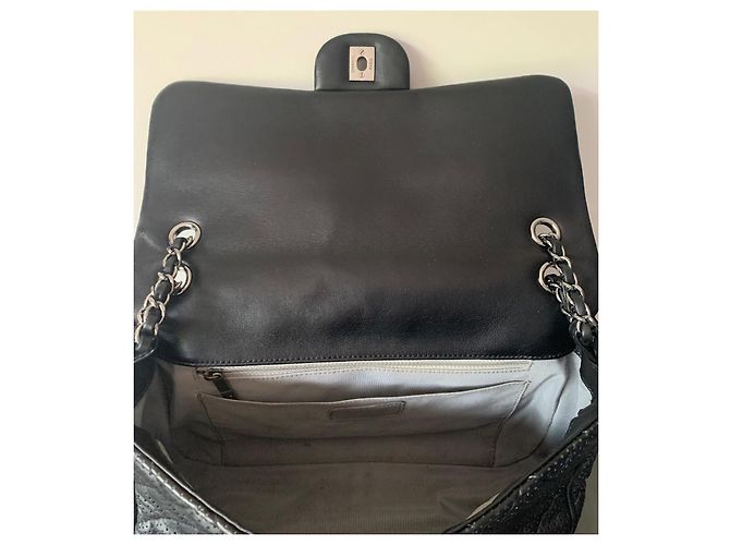 Borsa Chanel Timeless Classic Jumbo Flap in pelle traforata Nero - vista 5