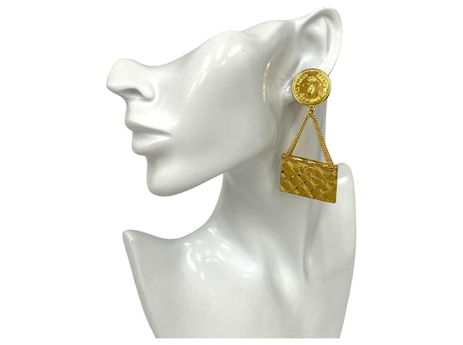 Orecchini a clip Chanel Matelasse D'oro - vista 2