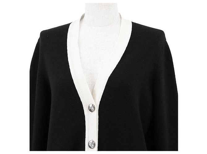 Cardigã de cashmere Chanel 08A P34305 Preto Cru - vista 2
