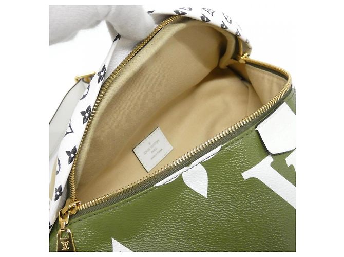 Borsa a tracolla Louis Vuitton Monogram Giant Bumbag Verde Cachi - vista 8