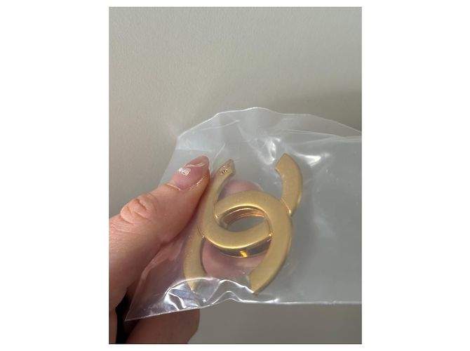 Spilla Chanel Logo CC Dorata D'oro - vista 2