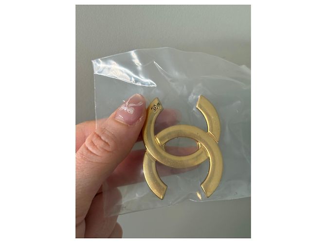 Spilla Chanel Logo CC Dorata D'oro - vista 3